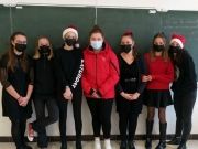 Photo Dress code - Tenue noire avec une touche de rouge